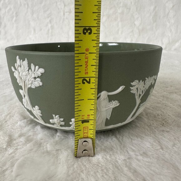 Round Sacrifice Bowl Cream Color on Celadon Green Jasperware Wedgwood 1959 - Picture 8 of 8